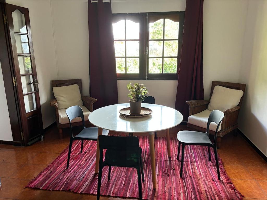 La Maison de Marie, 2 chambres, spacieuse et confortable في سانت لويس: غرفة طعام مع طاولة وكراسي وسجادة