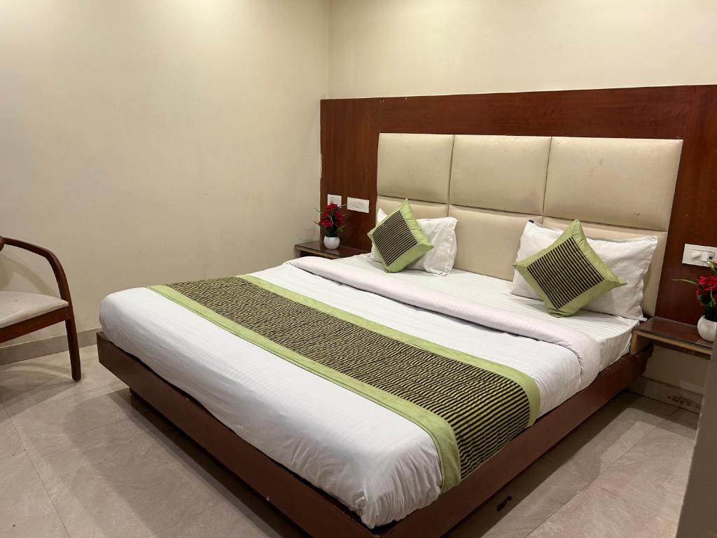 Postel nebo postele na pokoji v ubytování Hotel Sapphire Dx 1 Minutes Walking Distance From New Delhi Railway Station