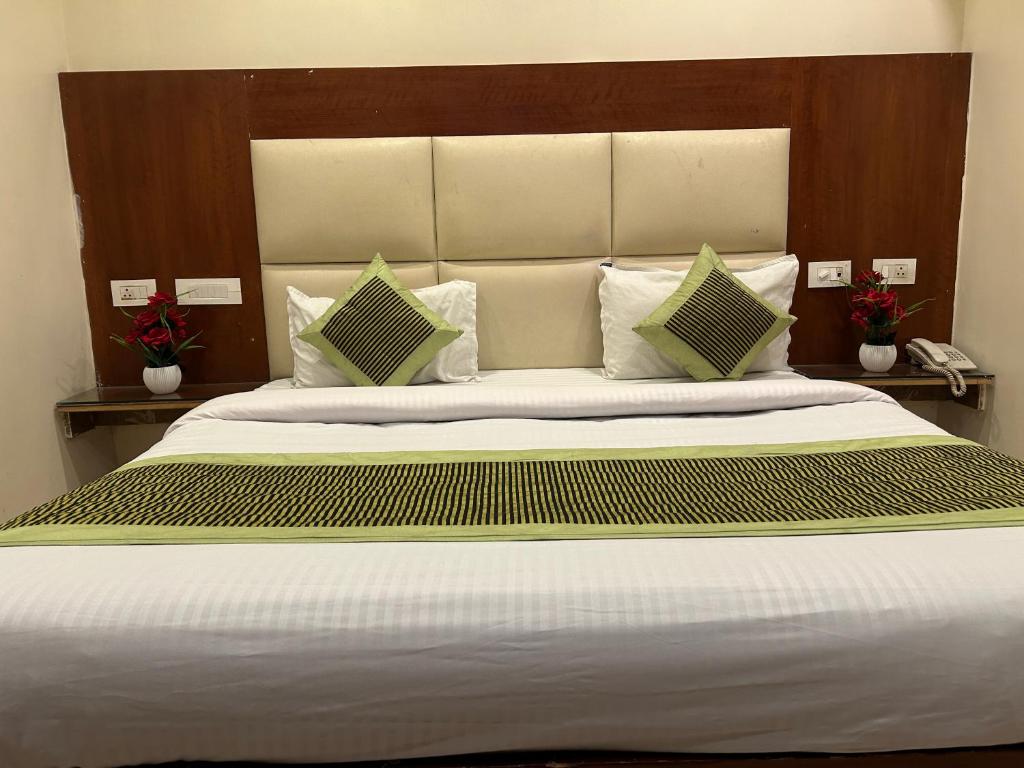 Postel nebo postele na pokoji v ubytování Hotel Sapphire Dx 1 Minutes Walking Distance From New Delhi Railway Station
