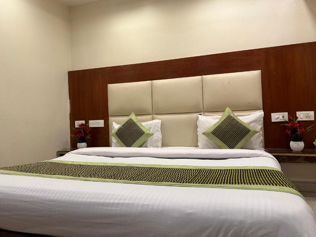 Postel nebo postele na pokoji v ubytování Hotel Sapphire Dx 1 Minutes Walking Distance From New Delhi Railway Station