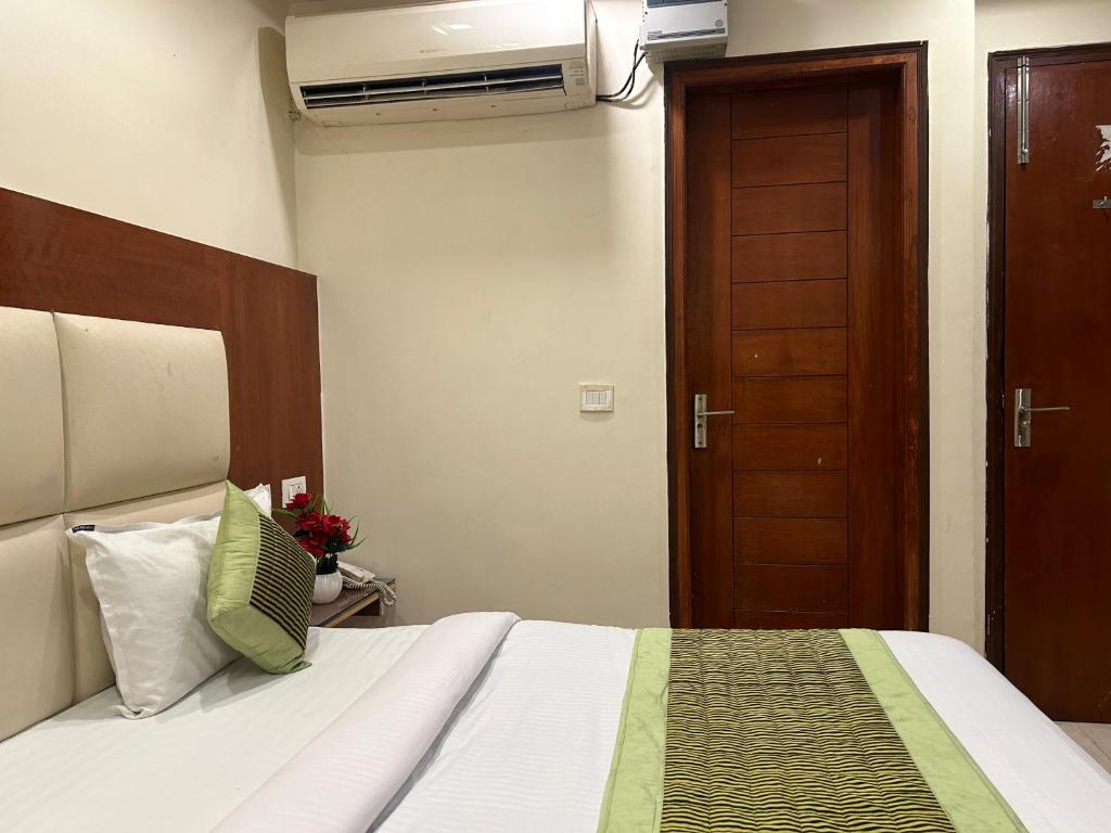Postel nebo postele na pokoji v ubytování Hotel Sapphire Dx 1 Minutes Walking Distance From New Delhi Railway Station
