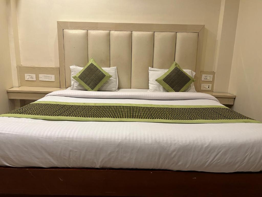 Postel nebo postele na pokoji v ubytování Hotel Sapphire Dx 1 Minutes Walking Distance From New Delhi Railway Station