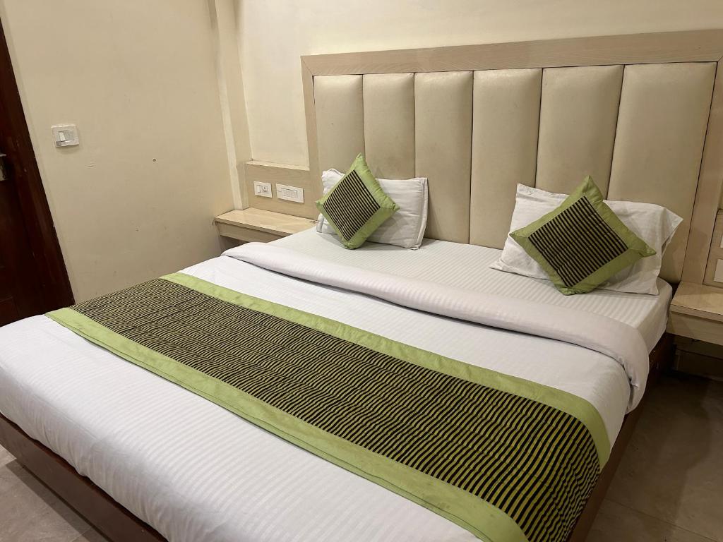 Postel nebo postele na pokoji v ubytování Hotel Sapphire Dx 1 Minutes Walking Distance From New Delhi Railway Station