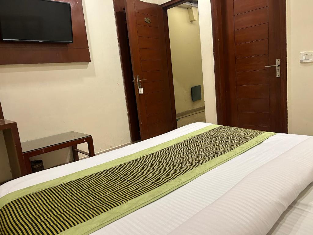 Postel nebo postele na pokoji v ubytování Hotel Sapphire Dx 1 Minutes Walking Distance From New Delhi Railway Station