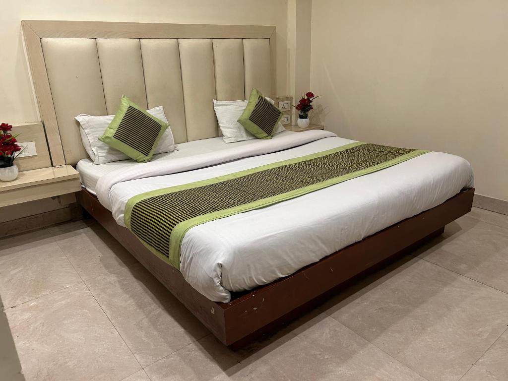 Postel nebo postele na pokoji v ubytování Hotel Sapphire Dx 1 Minutes Walking Distance From New Delhi Railway Station