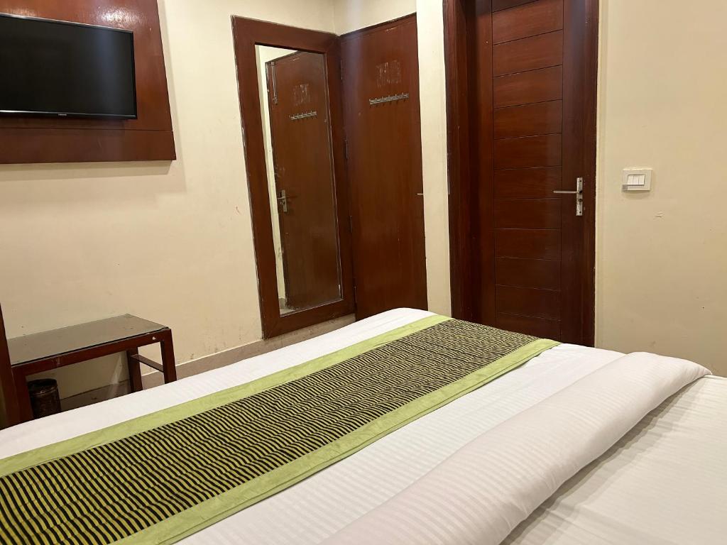 Postel nebo postele na pokoji v ubytování Hotel Sapphire Dx 1 Minutes Walking Distance From New Delhi Railway Station