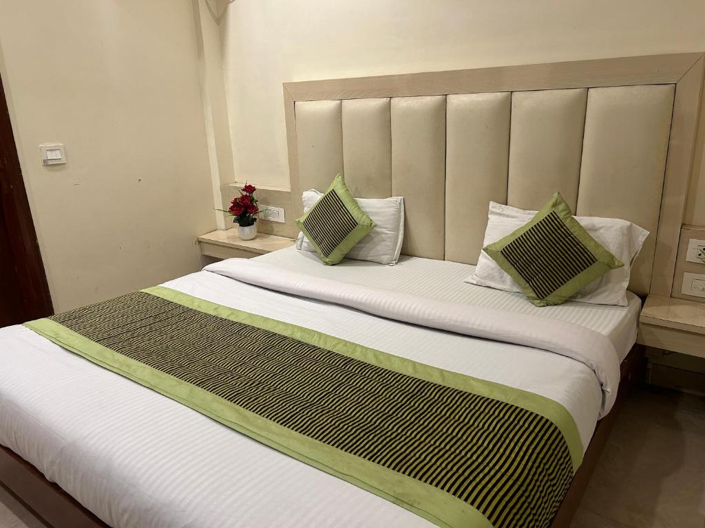 Postel nebo postele na pokoji v ubytování Hotel Sapphire Dx 1 Minutes Walking Distance From New Delhi Railway Station