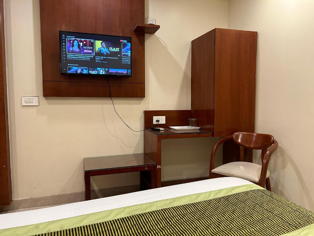 TV a/nebo společenská místnost v ubytování Hotel Sapphire Dx 1 Minutes Walking Distance From New Delhi Railway Station