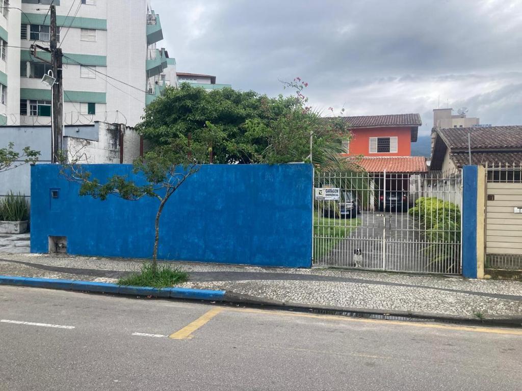 una valla azul al lado de una calle en Sunset House Caraguatatuba S, en Caraguatatuba