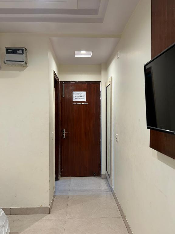 TV a/nebo společenská místnost v ubytování Hotel Sapphire Dx 1 Minutes Walking Distance From New Delhi Railway Station