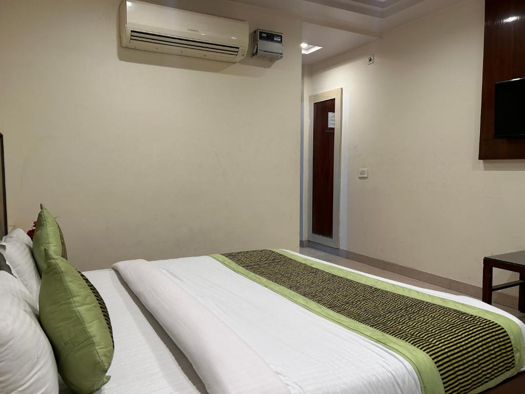 Postel nebo postele na pokoji v ubytování Hotel Sapphire Dx 1 Minutes Walking Distance From New Delhi Railway Station