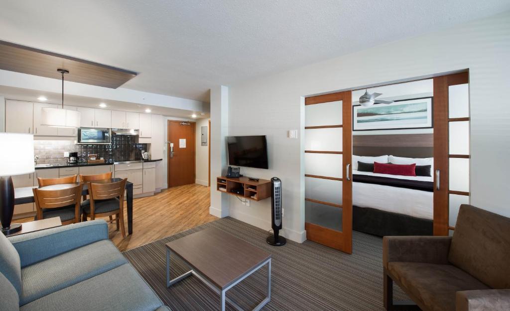 West Coast Suites at UBC - Resim 18