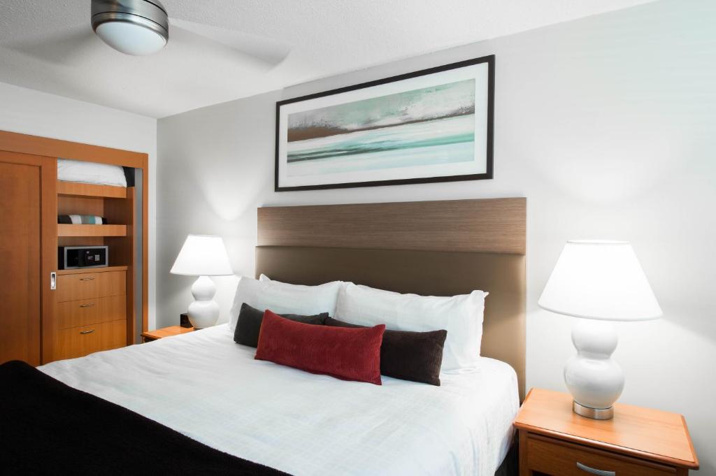 Katil atau katil-katil dalam bilik di West Coast Suites at UBC