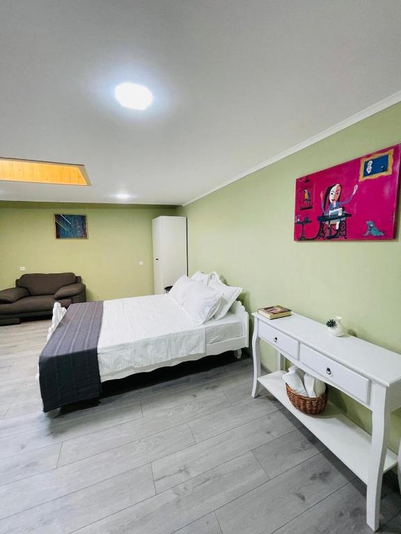 Postel nebo postele na pokoji v ubytování Art Hotel Tabidze