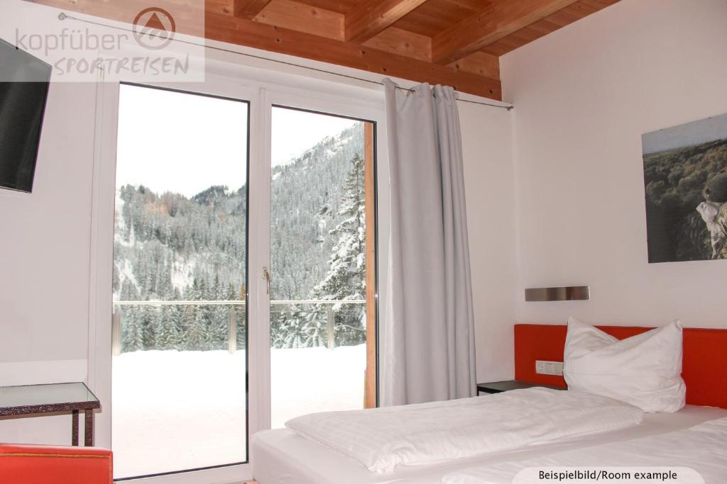 Nespecifikovaný výhled na hory nebo výhled na hory při pohledu z hotelu