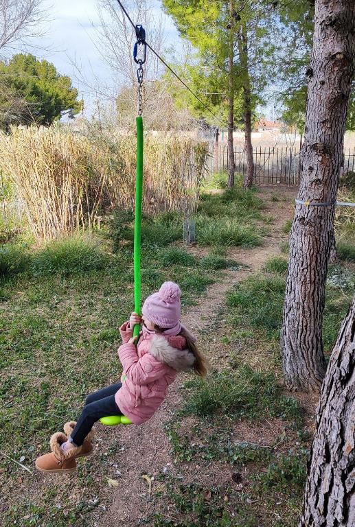 Děti v ubytování Refugio madera estilo árabe con estatuas, estanques y un pequeño zoo