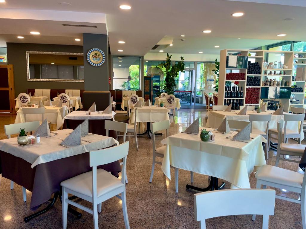 Hotel Alfieriにあるレストランまたは飲食店