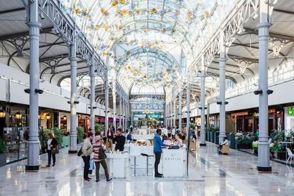 a large shopping mall with people standing in it at Disney 3 mn, 14 people , 4 bedrooms, 2 parkings privés in Chessy