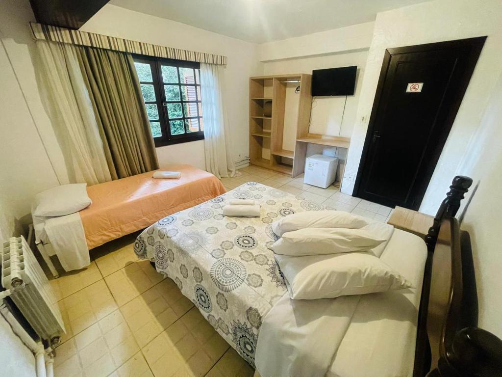 Uma cama ou camas num quarto em Zermatt Hotel