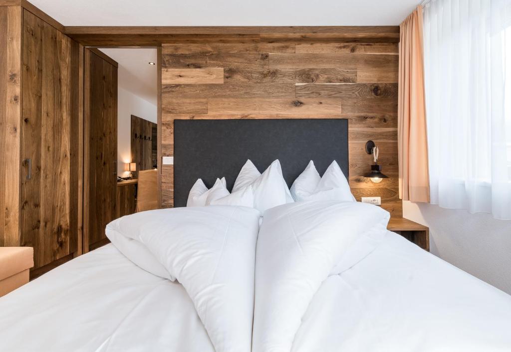 Postel nebo postele na pokoji v ubytování Hotel B&B Feldmessner