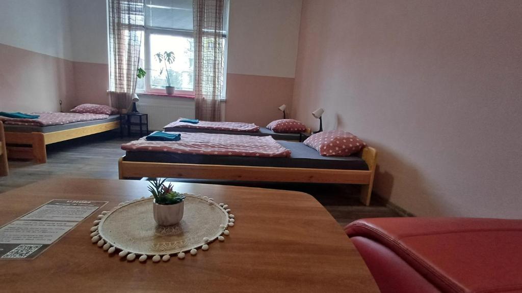 Postel nebo postele na pokoji v ubytování Ubytovaní U Dvora