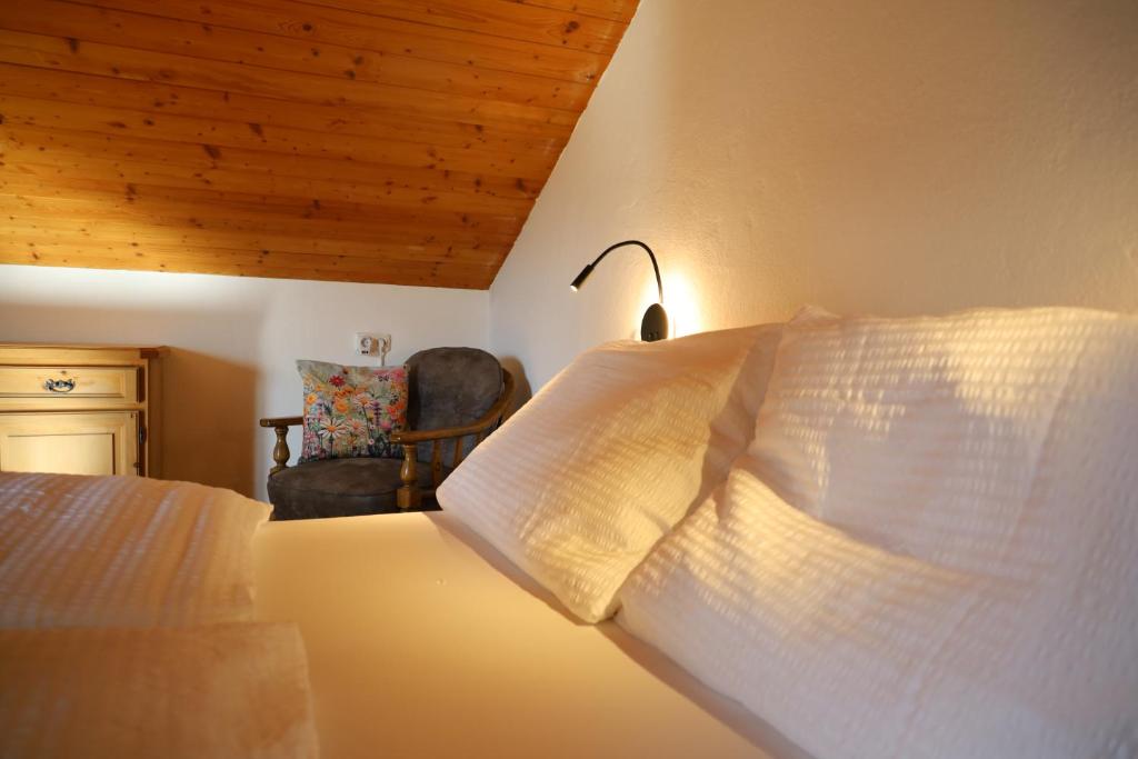 Letto o letti in una camera di Erholung am Lehmooserhof