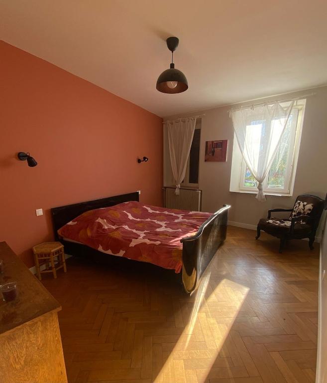 une chambre avec un lit au milieu d'une pièce dans l'établissement Grand Maison Alsacienne, à Mommenheim
