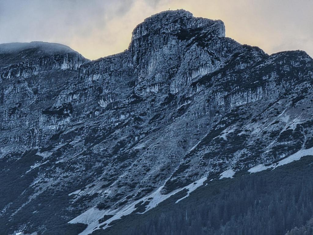 Vista generica sulle montagne o vista sulle montagne dall'interno dell'appartamento