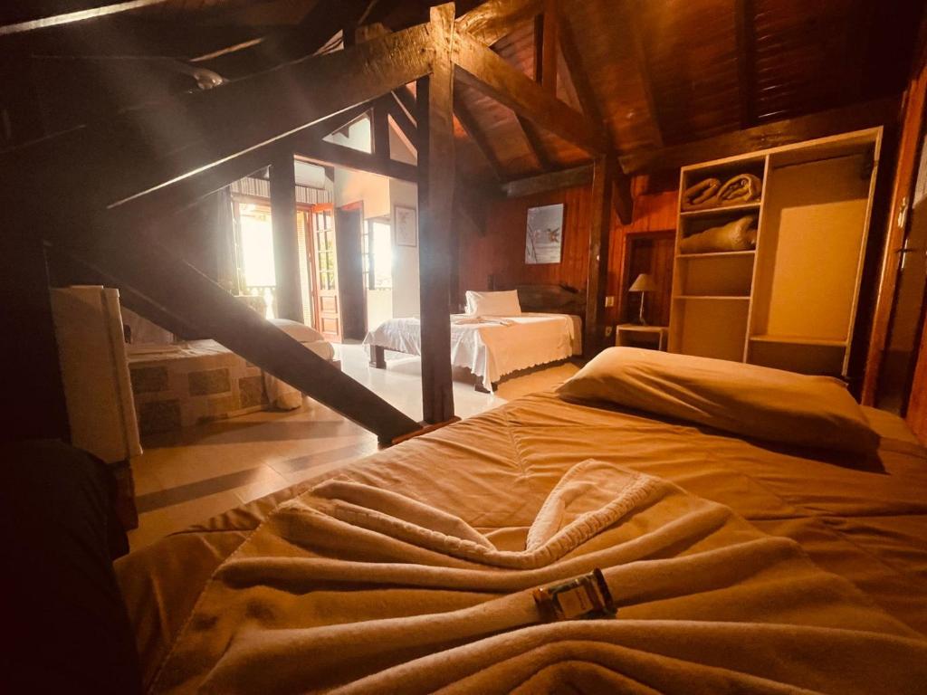 Uma cama ou camas num quarto em Zermatt Hotel