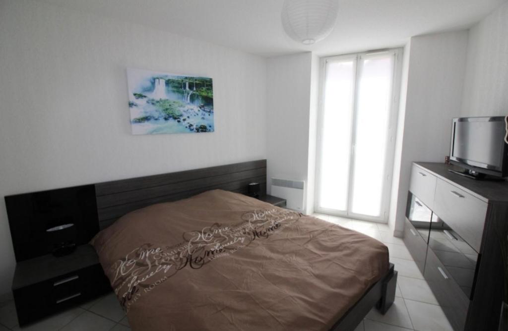 une chambre avec un lit et une télévision dans l'établissement A 2 pas de la place du pin et port!, à Nice