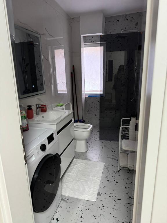 Koupelna v ubytování Emmas Place- Apartamenti modern por miqesor ne qender te Elbasanit