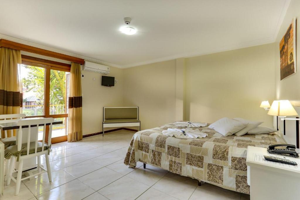 Uma cama ou camas num quarto em Zermatt Hotel