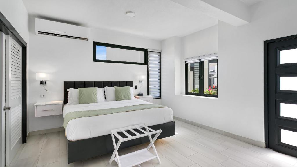 Postel nebo postele na pokoji v ubytování Genesis Residences