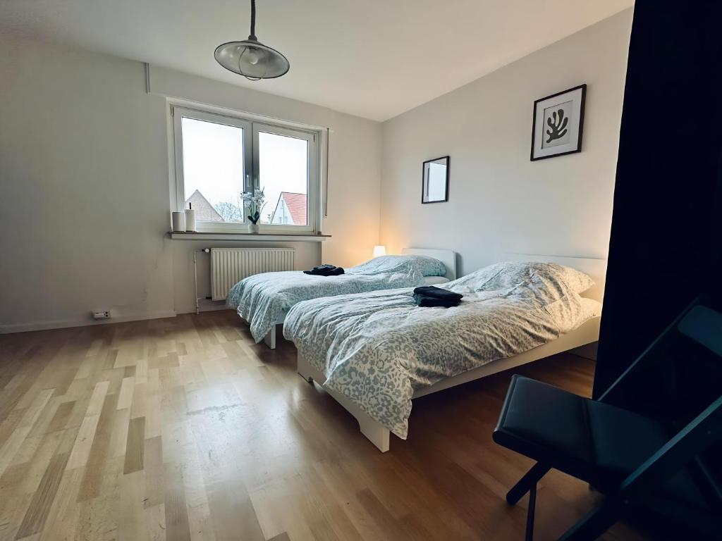 a bedroom with two beds and a window at sleepWELL-Horstmar Zentral & Kirchennah in Horstmar