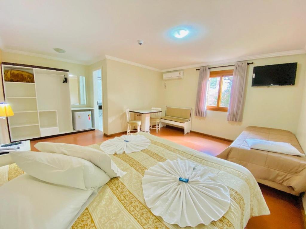 Uma cama ou camas num quarto em Zermatt Hotel