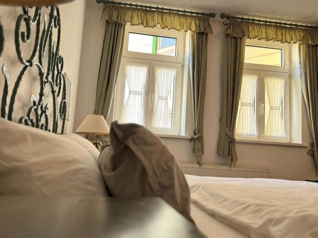 Postel nebo postele na pokoji v ubytování Hotel garni zur Post