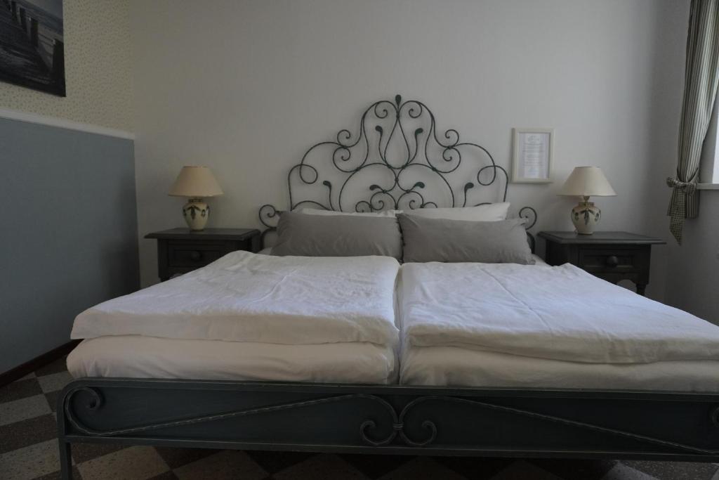 Postel nebo postele na pokoji v ubytování Hotel garni zur Post