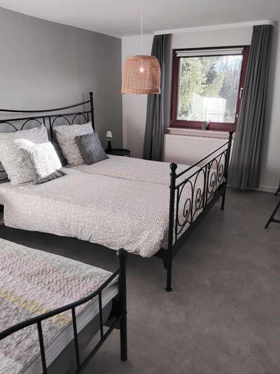 Una cama o camas en una habitación de Hochwald appartement
