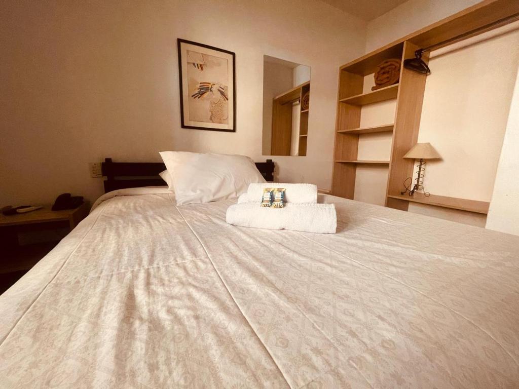 Uma cama ou camas num quarto em Zermatt Hotel