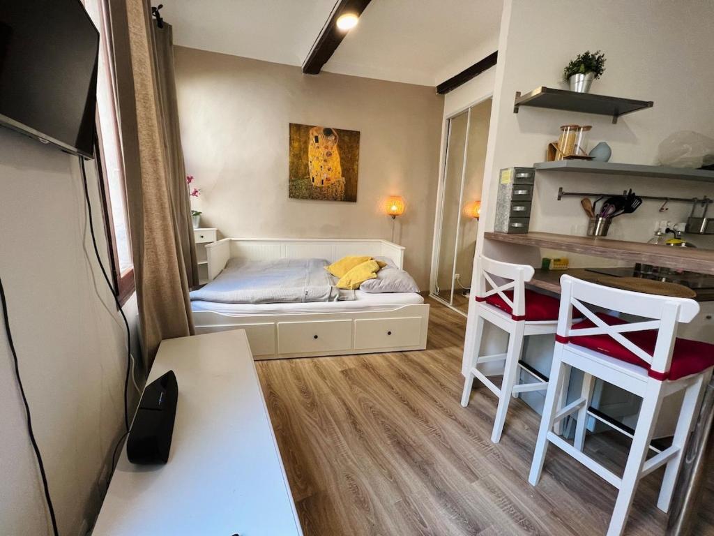 Μια τηλεόραση ή/και κέντρο ψυχαγωγίας στο Bel Appartement dans le centre d'Aix-en-Provence