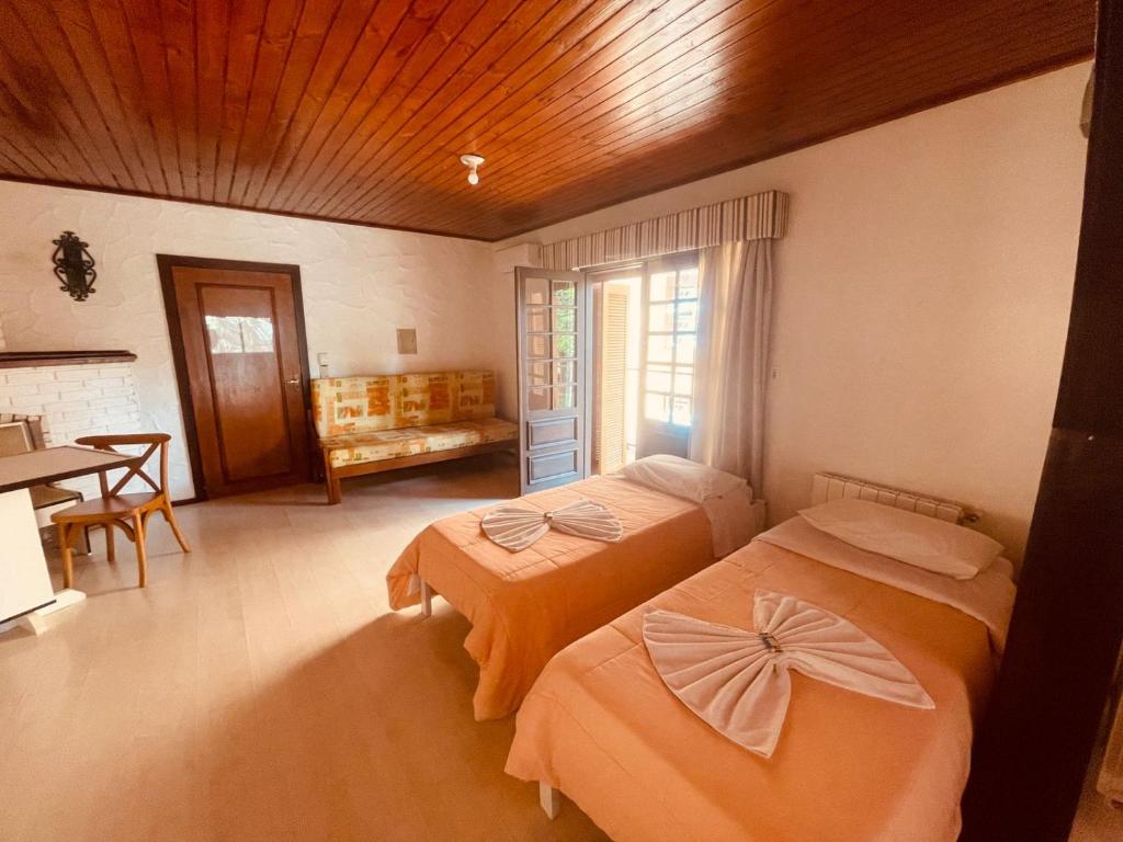 Uma cama ou camas num quarto em Zermatt Hotel