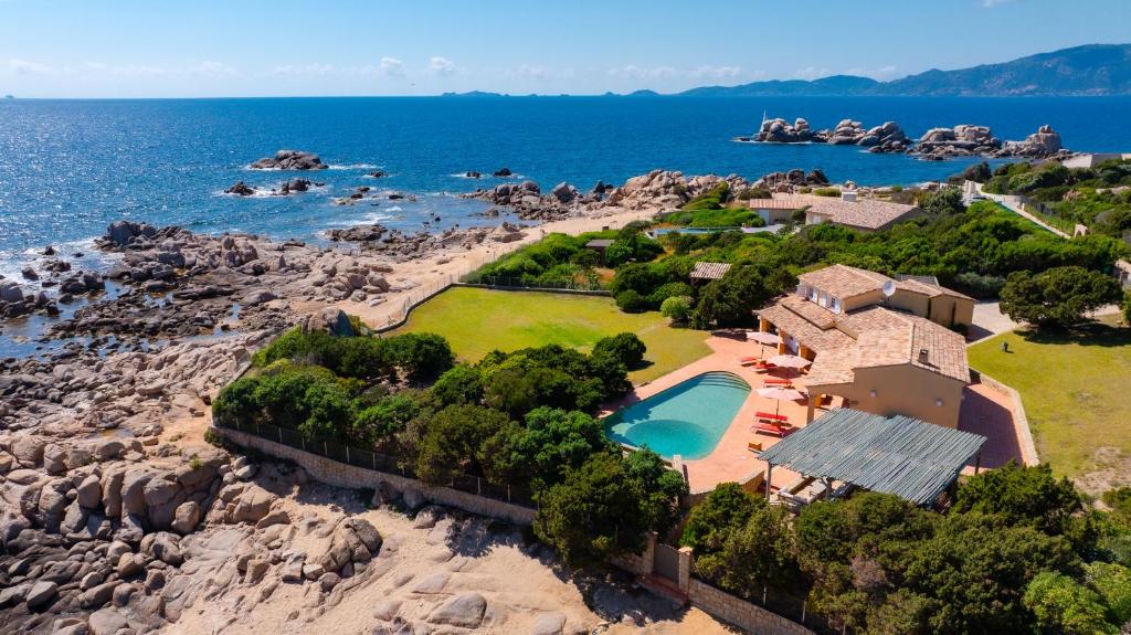 - une vue aérienne sur une maison sur une plage rocheuse dans l'établissement VILLA ISOLELLA-4 chambres, pieds dans l'eau Presqu'ile de L'ISOLELLA, à Pietrosella