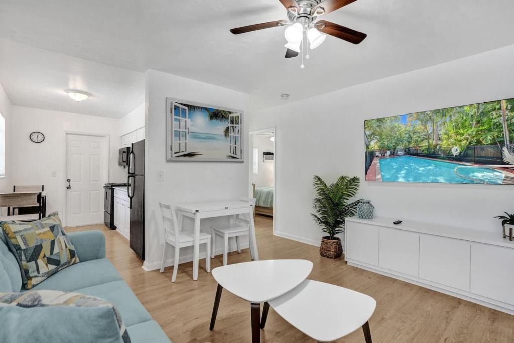 Χώρος καθιστικού στο Tropical View Escape - 1BR