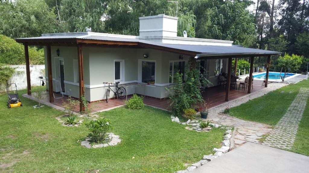ein Haus mit einem Pavillon im Hof in der Unterkunft Los Tres Soles in Mar del Plata