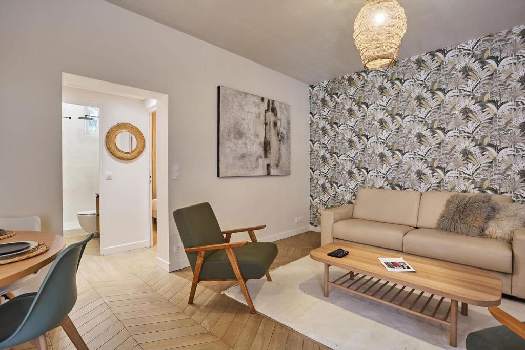 un salon avec un canapé et une table dans l'établissement Sublime flat Paris Bois de Vincennes by Studio prestige, à Paris