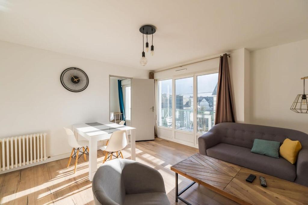 un salon avec un canapé et une table dans l'établissement Appartement 3 chambres avec terrasse a Saint-Brieuc, à Saint-Brieuc