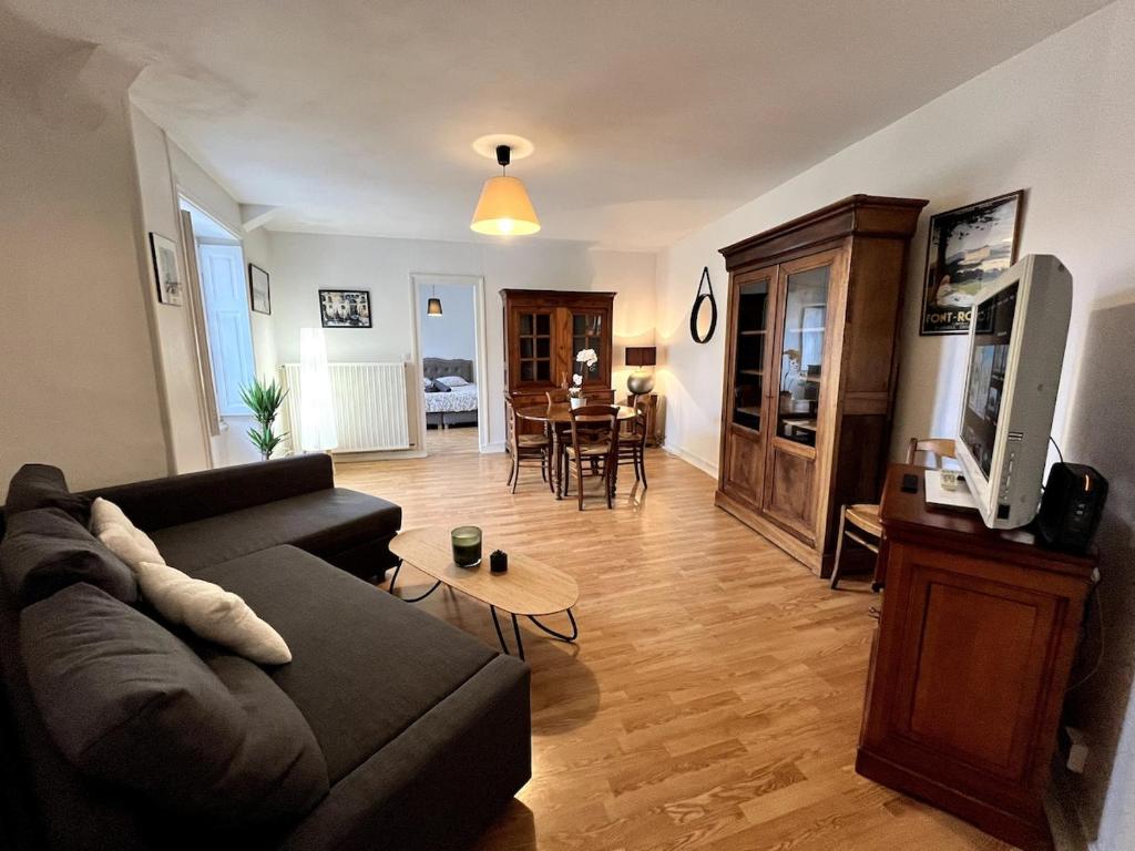 un salon avec un canapé et une table dans l'établissement Delorme 2pers Tv & Wifi, à Nantes