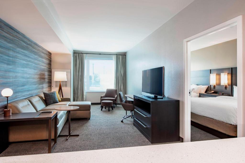 TV a/nebo společenská místnost v ubytování Residence Inn by Marriott Winnipeg