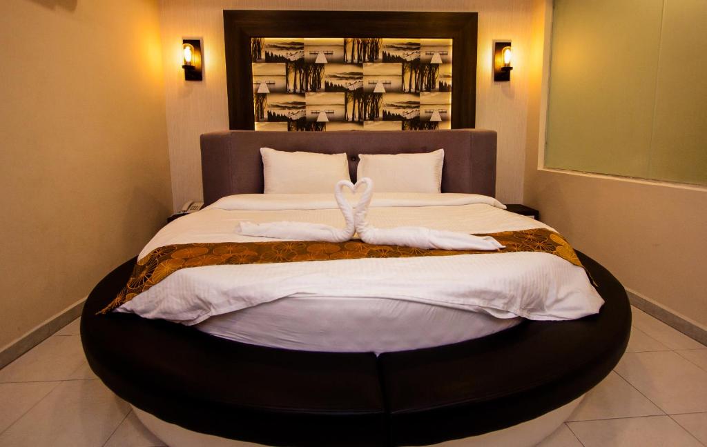 Postel nebo postele na pokoji v ubytování Louis Hotel