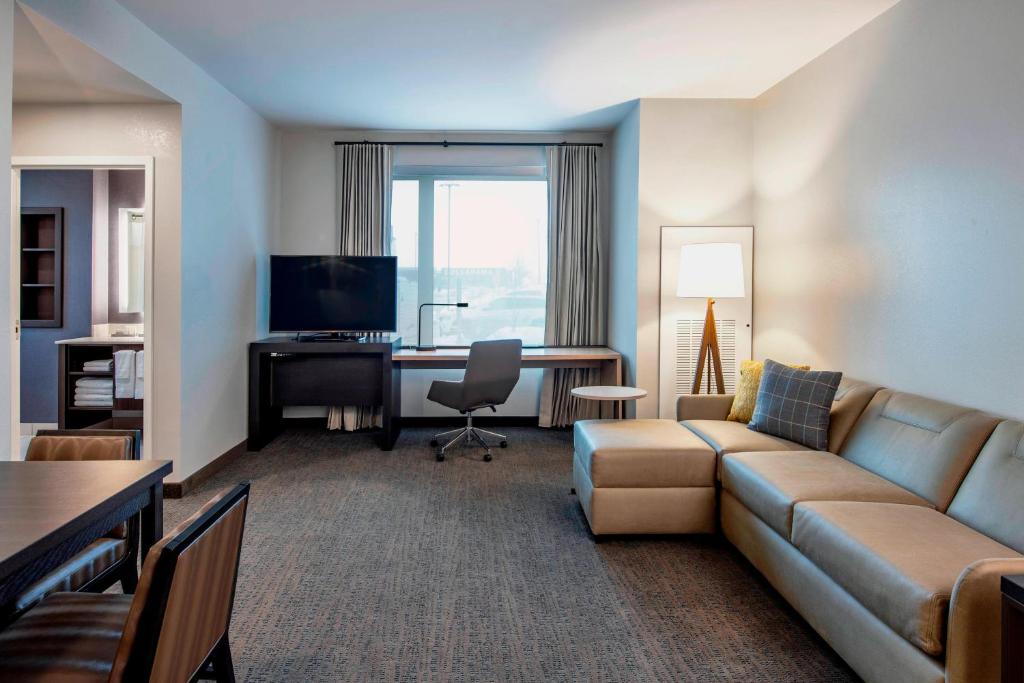 TV a/nebo společenská místnost v ubytování Residence Inn by Marriott Winnipeg